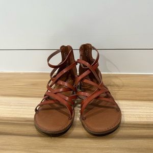 Super cute girls strapped sandals with a back zipper.